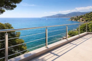 Installez des garde-corps en aluminium à Toulon pour allier sécurité et élégance avec vue sur la mer.